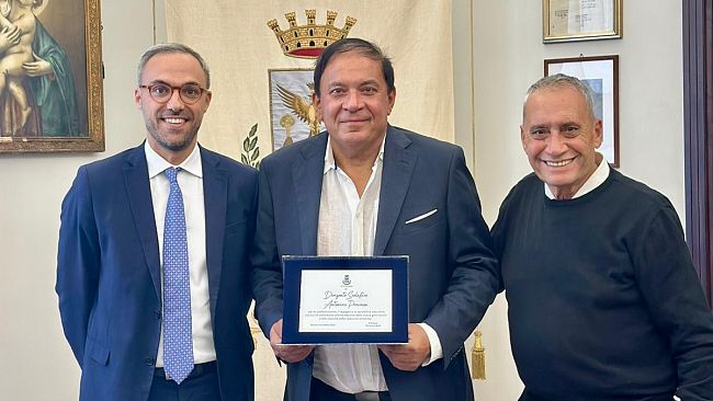 alcamo-va-in-pensione-il-dirigente-scolastico-provenza-il-sindaco-surdi-gli-consegna-una-targa-riconoscimento