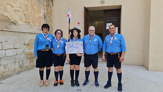 Esami di terza media: Gloria si presenta in uniforme scout 