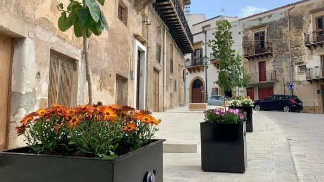 Due americani donano fiori alla città di Sambuca