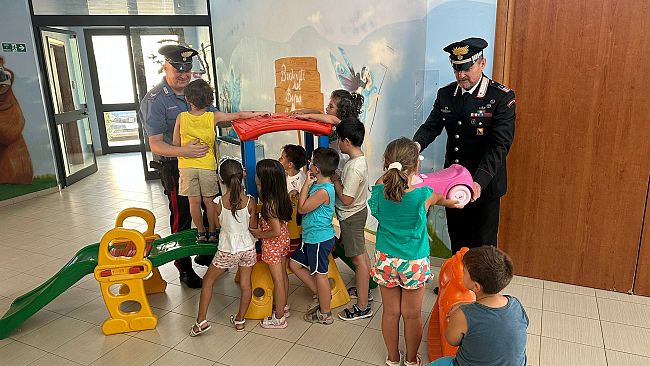 I Carabinieri restituiscono ai bambini i giochi che erano stati rubati dall'asilo nido