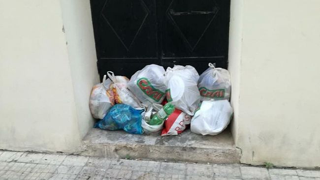 Marsala, scuola o discarica? Spazzatura davanti un Istituto Comprensivo