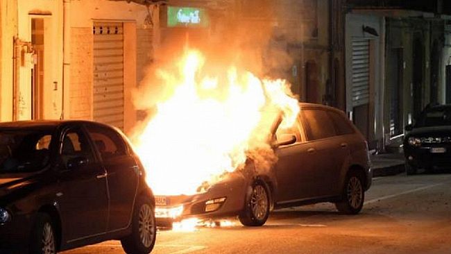 Castelvetrano, auto in fiamme nella notte