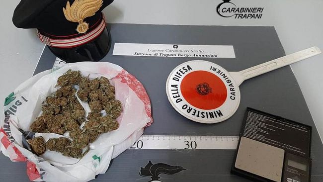 Trapani, i Carabinieri arrestano un 53enne: era in possesso di 70 grammi di marijuana