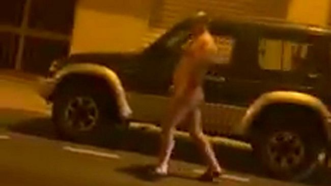 Trapani, uomo nudo cammina per strada
