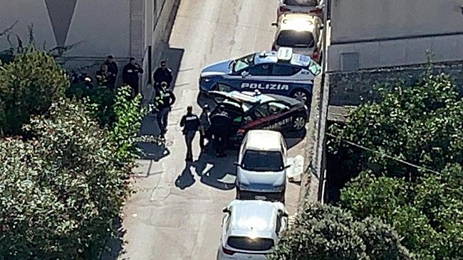 Tragedia ad Erice, un uomo si accascia a terra e muore