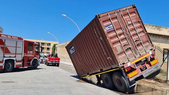 L'asfalto cede e fa sprofondare un rimorchio pesante 