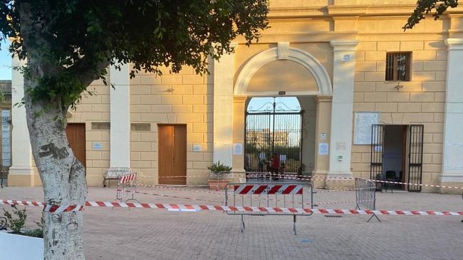 Mazara, cimitero comunale, cede parte pavimentazione dell’ingresso centrale 