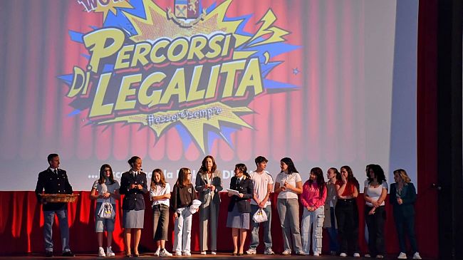al-teatro-ariston-la-tappa-trapanese-del-progetto-percorsi-di-legalita-in-scena-con-la-polizia-di-stato