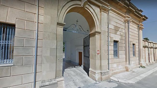 Cimitero comunale, danneggiati alcuni lucchetti dei cancelli di ingresso