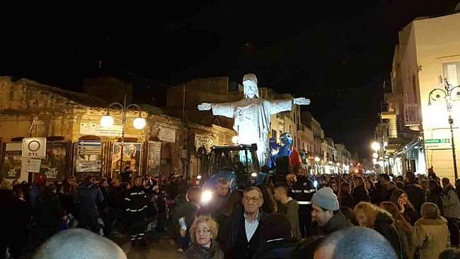 Mazara, entusiasmo e una gran folla per la prima uscita dei Carri allegorici