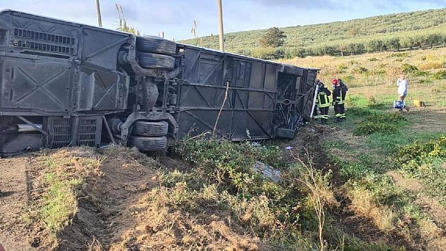 Pullman dell’autoservizi Salemi si ribalta sulla SS 119. Feriti ed una vittima