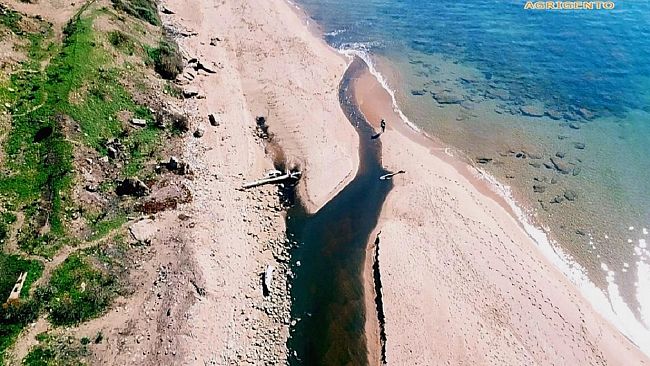 video-la-denuncia-di-mareamico-il-fiume-modione-a-selinunte-e-nero-per-la-presenza-di-scarichi-fognari