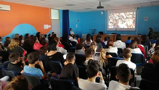 “A scuola con la Tourette”: partecipato ed efficace ieri l’incontro a scuola a Isola delle Femmine sulla Sindrome neurologica dei mille tic