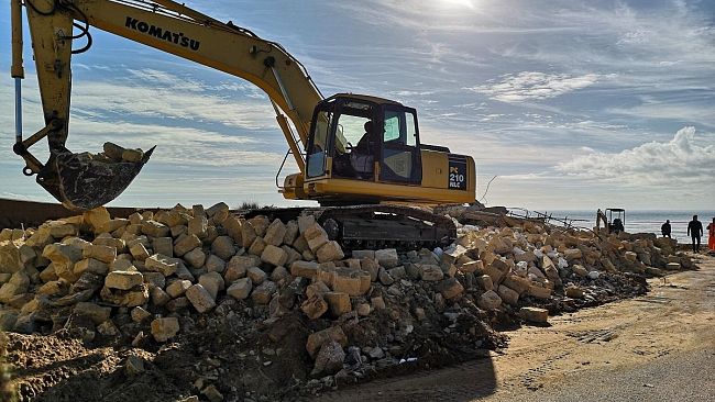 Ripartono le demolizioni ma Legambiente Sicilia e Triscina Sabbia d’oro attaccano l’amministrazione