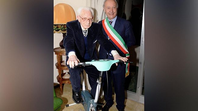 Avere cento anni e non dimostrarli. questo è nonno Baldassare Giacalone che ieri circondato dall’affetto dei suoi vicini e del sindaco ha raggiunto il prestigioso traguardo