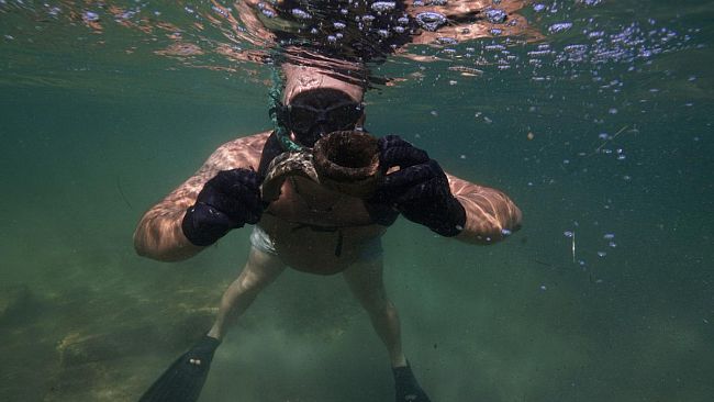 Marausa, in fondo al mare numerosi frammenti di anfore. Si tratta di una nave oneraria