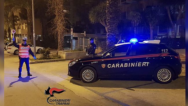 Rubano una macchina e si schiantano contro auto in sosta