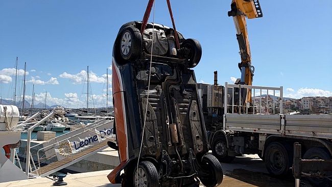 porto-di-castellammare-veicolo-finisce-in-mare-salvi-i-due-occupanti