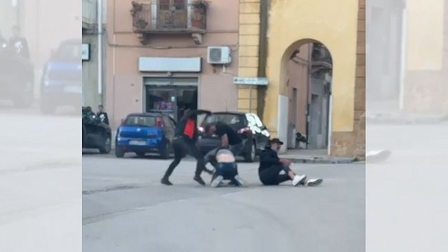 aggressione-in-piazza-dante-un-video-fa-il-giro-del-web
