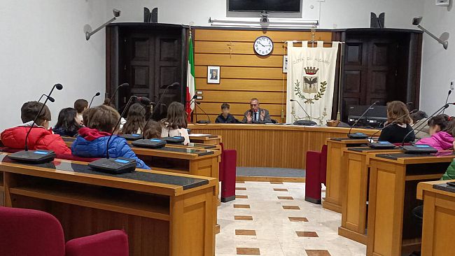 alcamo-il-consiglio-comunale-apre-le-porte-ai-piccoli-alunni-delle-scuole-cittadine