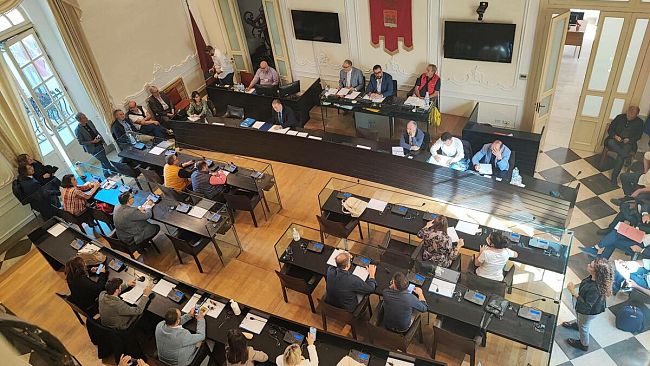 Trapani, consiglio comunale straordinario: cittadini contro Tranchida