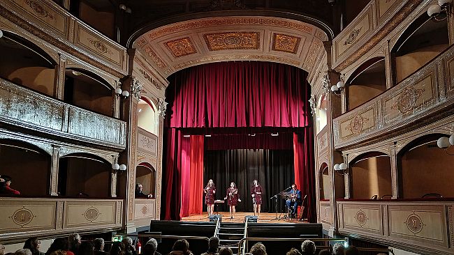 Marsala, domenica di swing: l'Hulabop conquistano il pubblico del Teatro Sollima