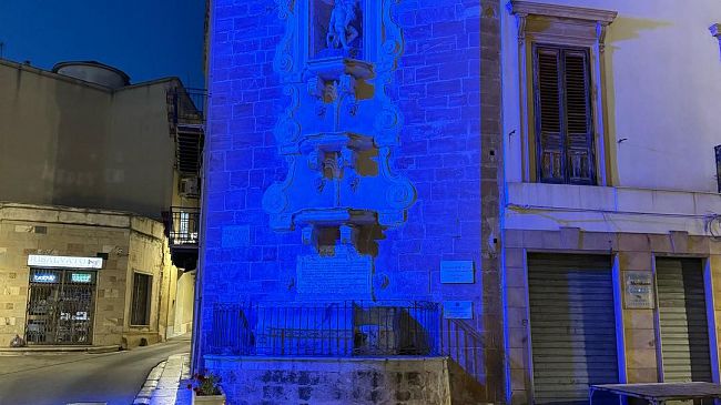 la-fontana-della-ninfa-si-tinge-di-blu-per-la-giornata-mondiale-della-consapevolezza-sullautismo