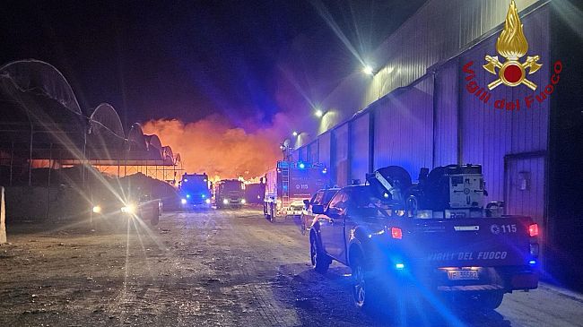 vasto-incendio-alla-sarco-di-marsala-in-azione-varie-squadre-dei-vigili-del-fuoco