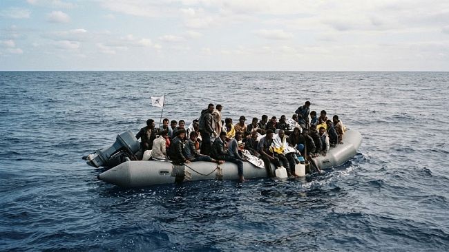 gommone-alla-deriva-nel-mediterraneo-trentasette-vite-a-rischio-e-appelli-urgenti