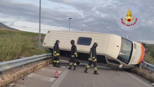 Pulmino incastrato tra due guardrail sulla A29 verso Alcamo, dopo la biforcazione Mazara-Palermo