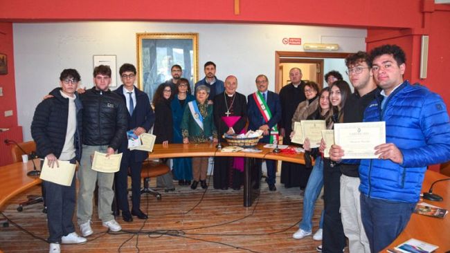 Il Vescovo Giurdanella e il Sindaco di Salaparuta consegnano ai neo 18enni costituzione e vangelo