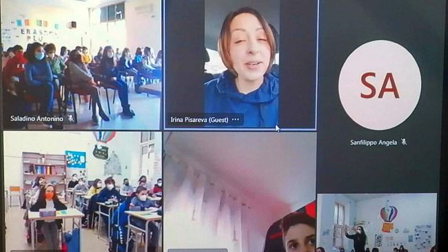 Studenti dell'ic Radice-Pappalardo incontrano donna Ucraina 