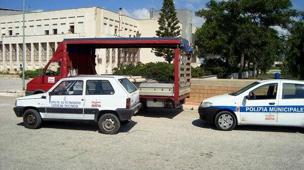 PETROSINO – Il sindaco rinuncia all’auto blu