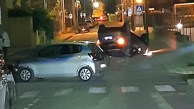 Erice, brutto incidente in via Fratelli Aiuto. Un’auto si ribalta