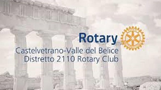 La bandiera del Rotary International esposta a palazzo Pignatelli per celebrarne il compleanno
