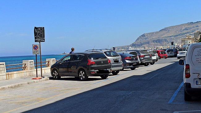 Trapani, parcheggio selvaggio blocca la litoranea: elevate diverse sanzioni dalla Municipale