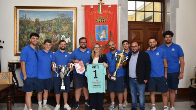 a-palazzo-municipale-le-rappresentative-marsalesi-di-calcio-a-5-che-hanno-primeggiato-a-livello-regionale-e-ai-giochi-de