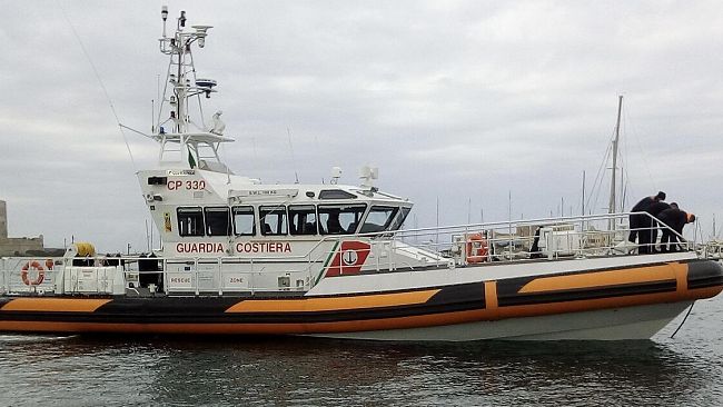 trapani/trapani-la-guardia-costiera-salva-14-persone-su-una-barca-alla-deriva
