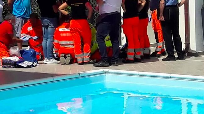 Tragedia a Palermo, bimba di 2 anni annega in piscina