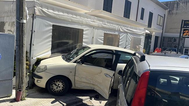Incidente in via Caracci, e un'auto finisce dentro al gazebo di un Bar