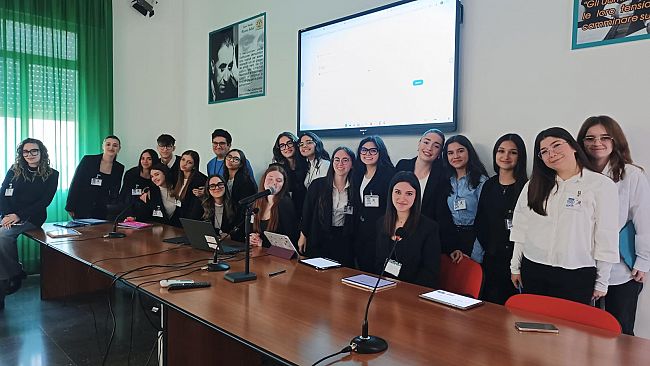 Trapani, un “Filo Rosa” tra Scienza e Libertà alla scuola “Rosina Salvo”