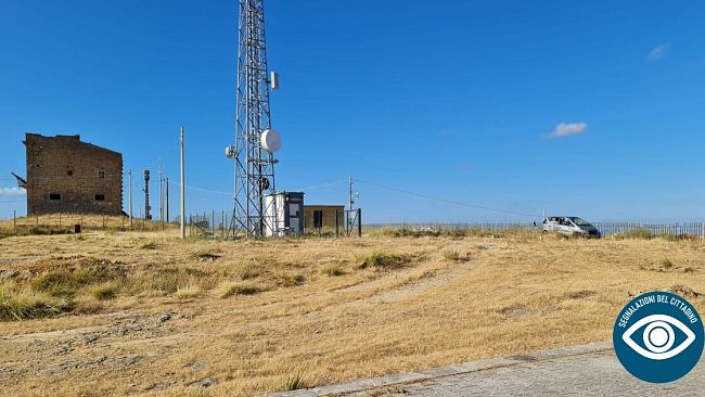 Segnalazioni del cittadino - Auto abbandonata davanti al teatro