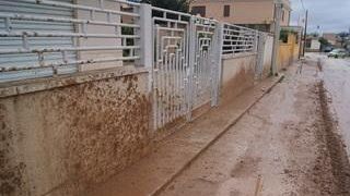 Disagi nella Via Mario Fani. La pioggia e i lavori infangano la strada e le case