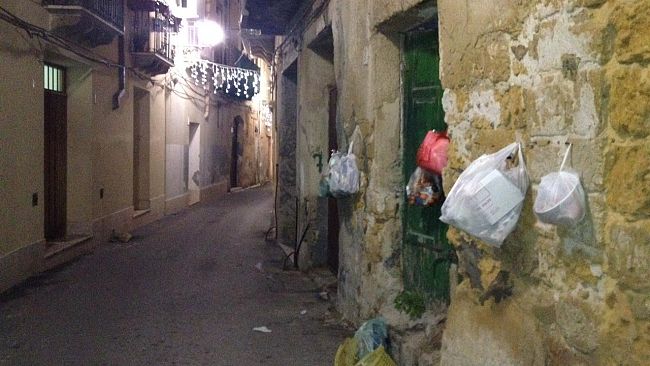 Buone feste ai sacchetti penzolanti di un’aspirante “Capitale del Mediterraneo”
