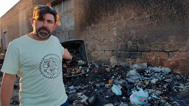 VIDEO – Pericoloso incendio di cassonetti e cumuli di immondizia in Via Perugia, Zona Trasmazzaro, vicino i cantieri navali