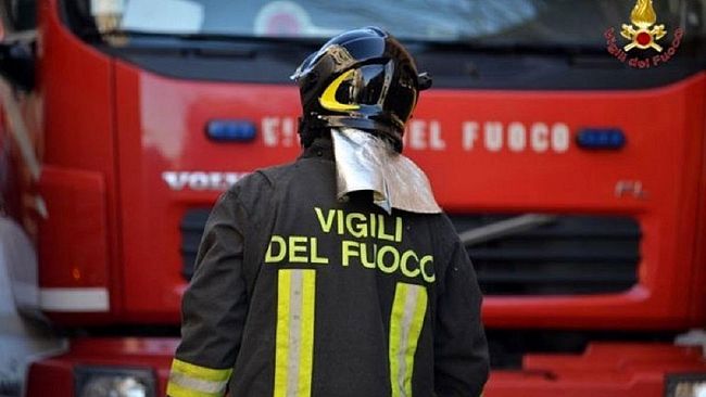 Incendio a Sciacca: cinque auto e due scooter distrutti, palazzina danneggiata