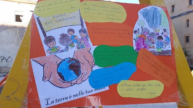 Ripulito da volontari, bambini e amministratori il parco giochi di piazza della Repubblica. Ed ora lo rimettiamo il Tricolore?