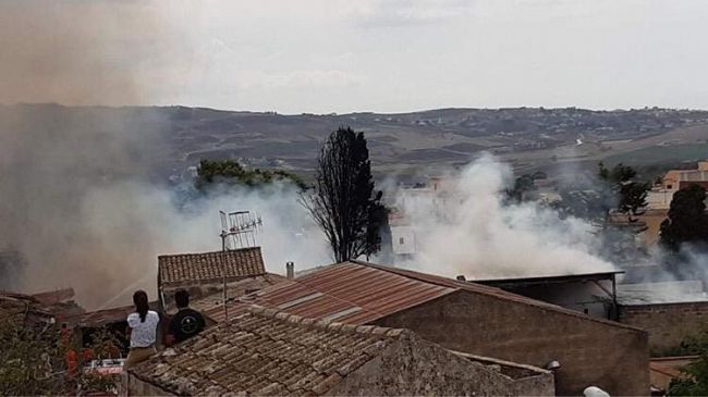 Custonaci, in fiamme una falegnameria