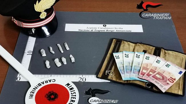 Trapani, tenta di disfarsi della droga: arrestato dai Carabinieri