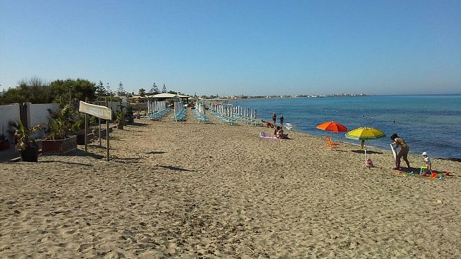Pulizia spiagge. Ieri sopralluogo del sindaco Di Girolamo: “non ci sono rifiuti. Alghe da rimuovere in pochi tratti”